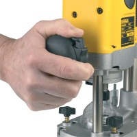 Фрезер DeWALT DW621-QS 1.1кВт 8мм 55мм 8000-24000об/мин пл. пуск рег.обор. пылеотсос. Арт. DW621-QS