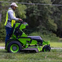 Газонокосилка самоходная аккумуляторная с местом оператора GREENWORKS ZTCS92 (с 82В 105А*ч АКБ)